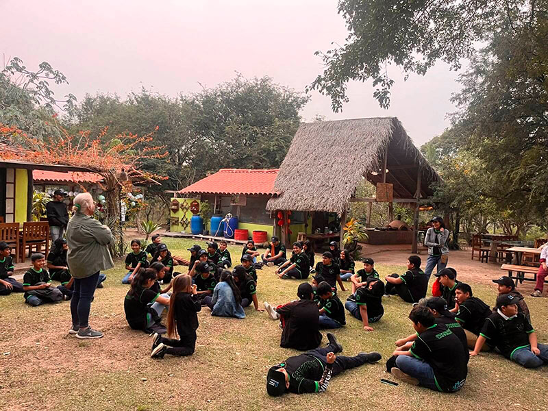 Jóvenes sentados en el bosque