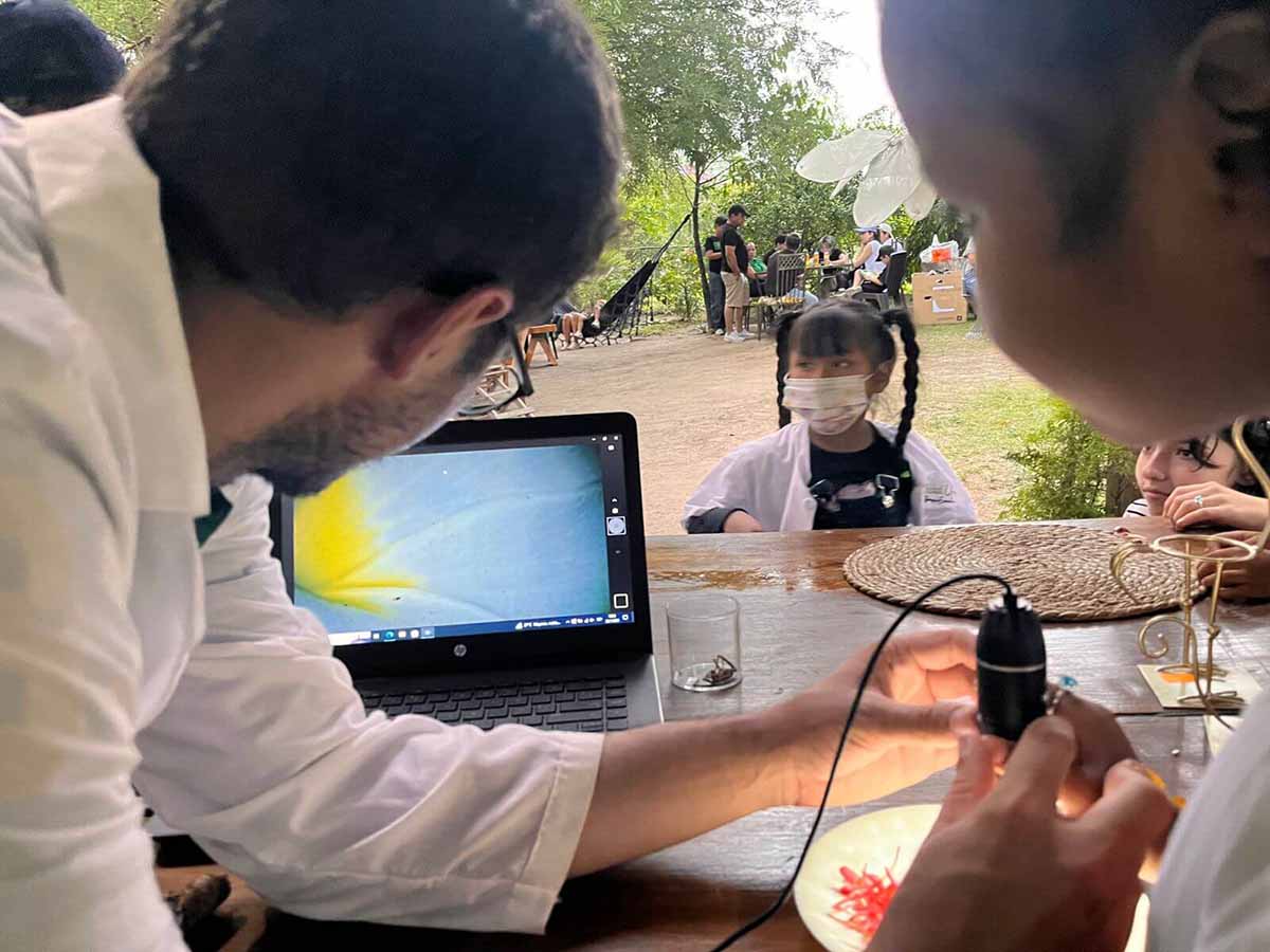 Estudiantes observando con microscopio